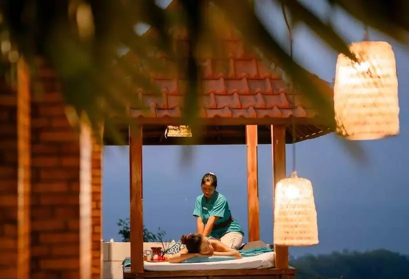ホテル Mere Sea View Resort & Spa Nusa Penida