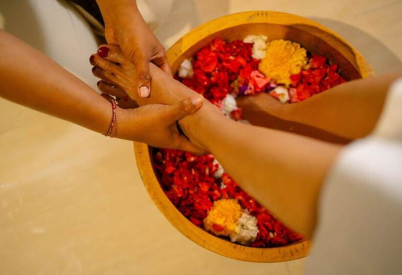 Отель Mere Sea View Resort & Spa Nusa Penida