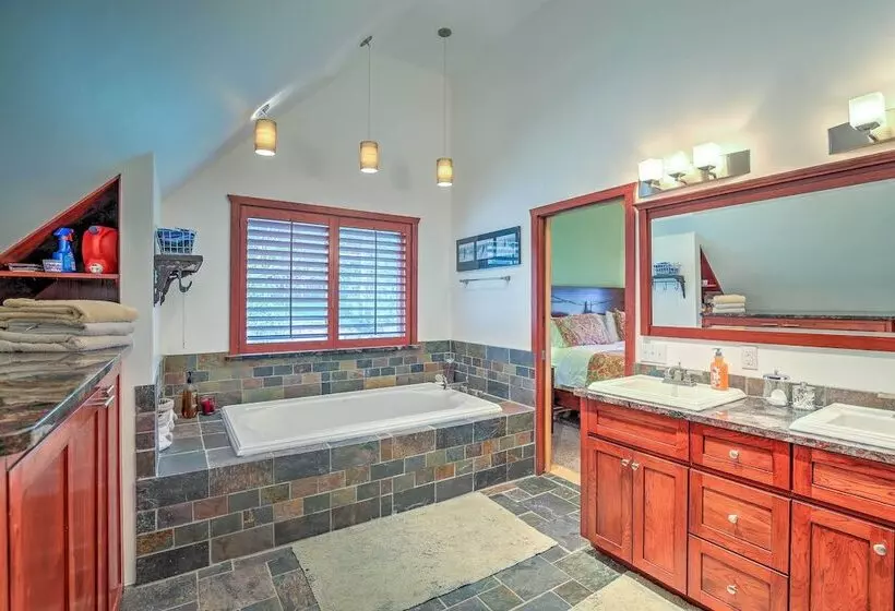 Luxe Alpine Cabin W/ Wraparound Deck & Mtn Views!