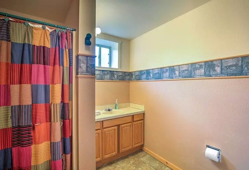 Luxe Alpine Cabin W/ Wraparound Deck & Mtn Views!