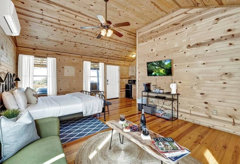 Mesquite Cabin With Hot Tub & Hill Country Views