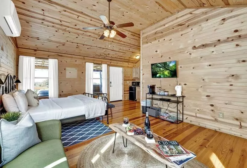 Mesquite Cabin With Hot Tub & Hill Country Views