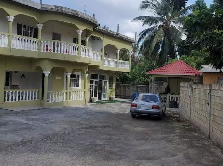 پانسیون Comfy Guest Rooms