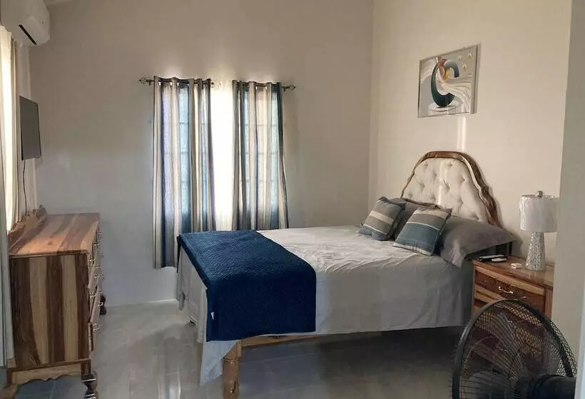 اقامتگاه Immaculate 2 Bed House In Discovery Bay
