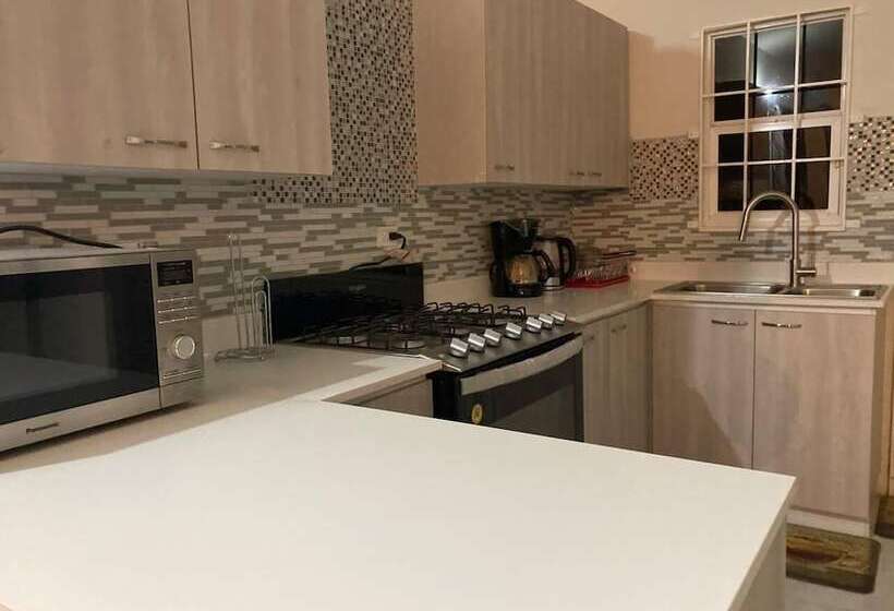 اقامتگاه Immaculate 2 Bed House In Discovery Bay