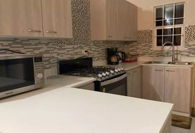 اقامتگاه Immaculate 2 Bed House In Discovery Bay