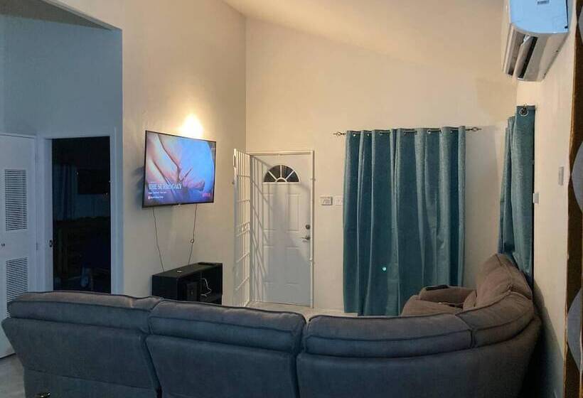 اقامتگاه Immaculate 2 Bed House In Discovery Bay