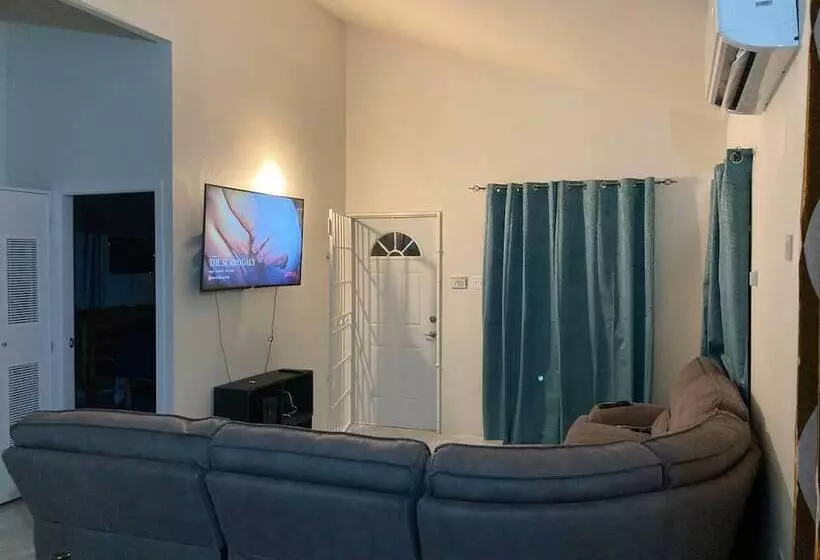 اقامتگاه Immaculate 2 Bed House In Discovery Bay