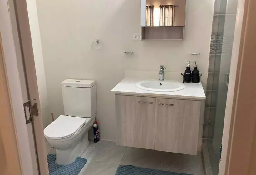 اقامتگاه Immaculate 2 Bed House In Discovery Bay