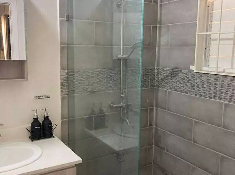 اقامتگاه Immaculate 2 Bed House In Discovery Bay