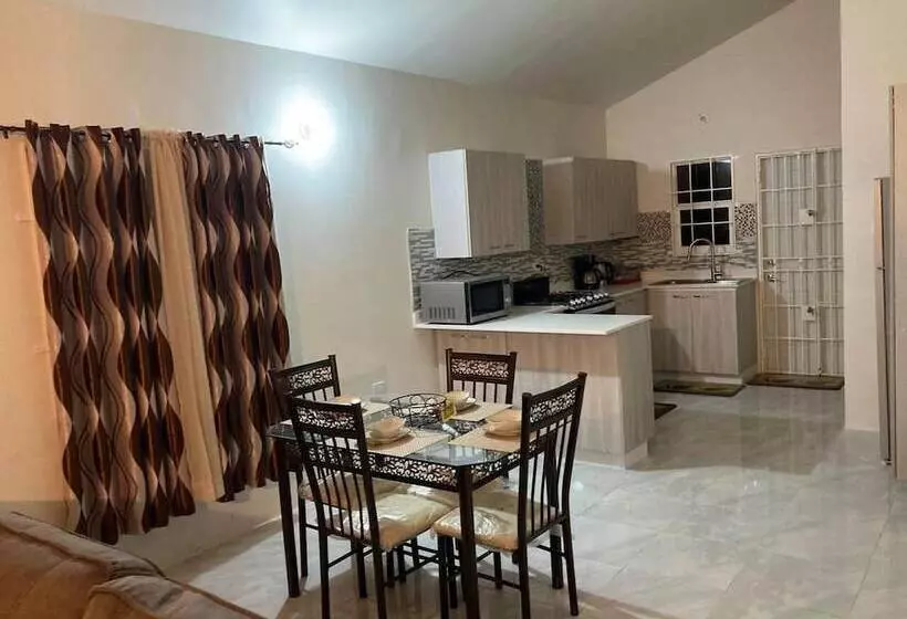 اقامتگاه Immaculate 2 Bed House In Discovery Bay