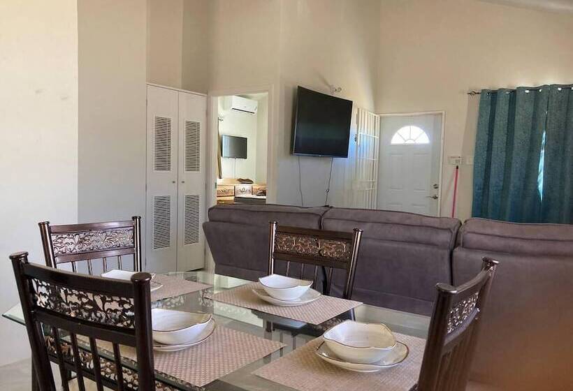 اقامتگاه Immaculate 2 Bed House In Discovery Bay