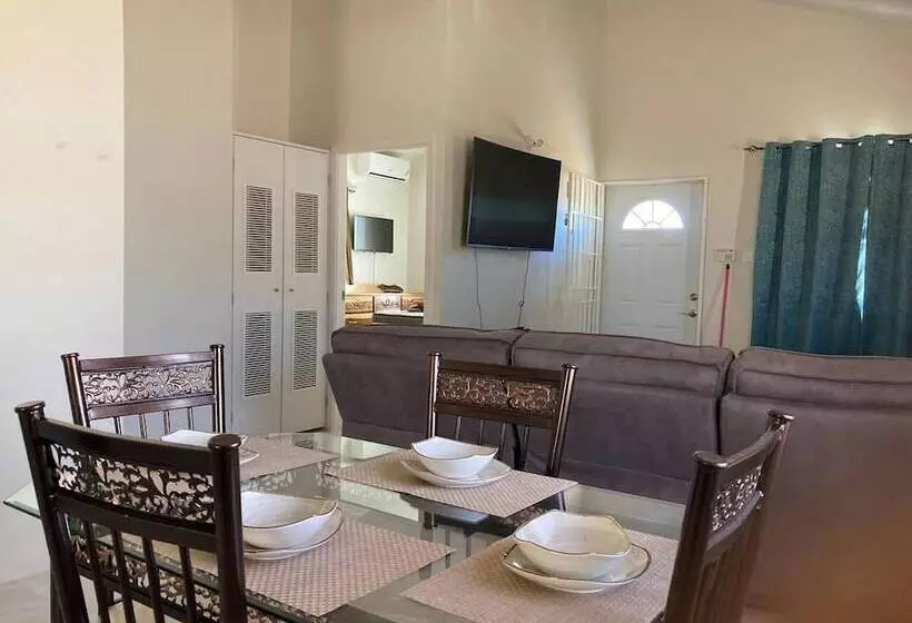 اقامتگاه Immaculate 2 Bed House In Discovery Bay