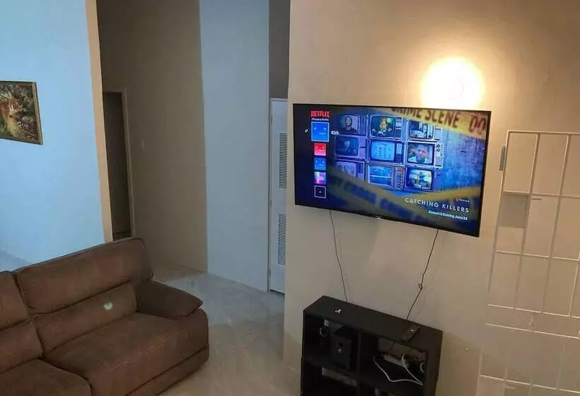 اقامتگاه Immaculate 2 Bed House In Discovery Bay