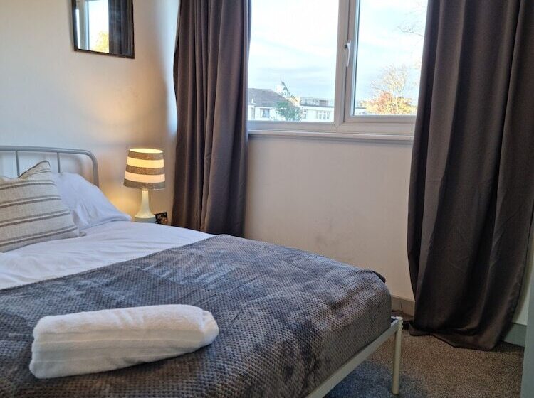 إقامة Remarkable 5 Bed House In Basildon