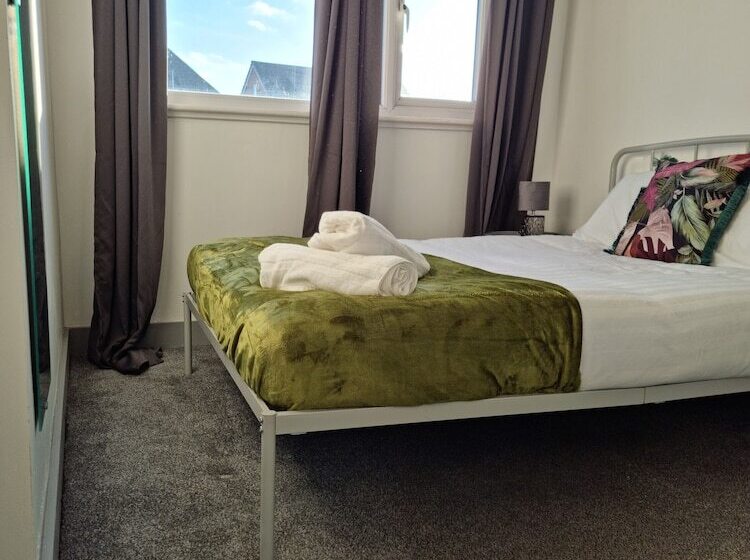 إقامة Remarkable 5 Bed House In Basildon