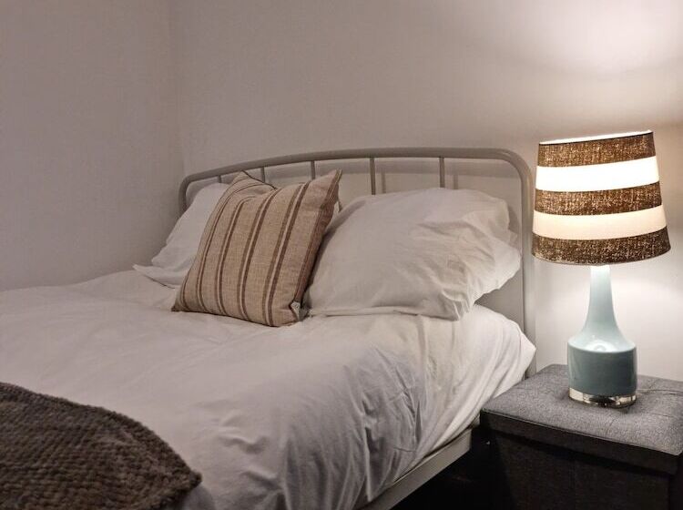 إقامة Remarkable 5 Bed House In Basildon