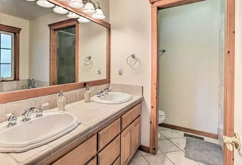 Spacious Lake Arrowhead Home W/ Putting Green