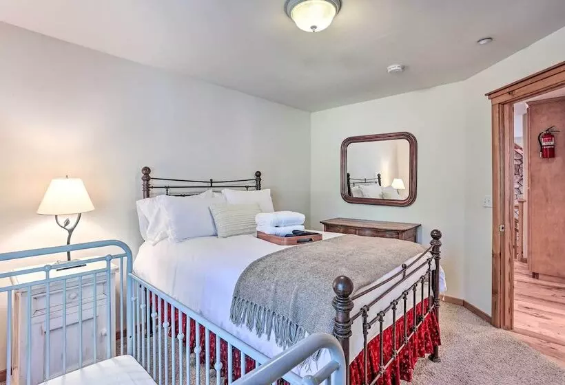 Spacious Lake Arrowhead Home W/ Putting Green