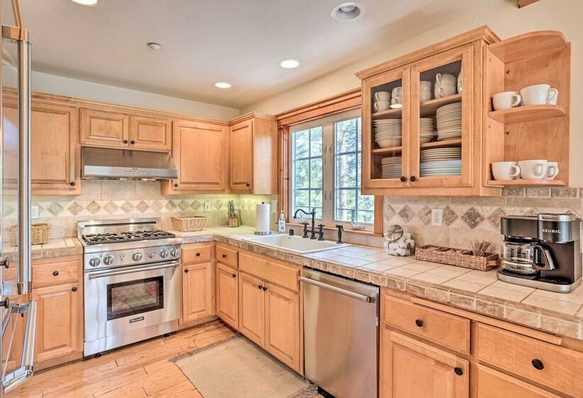 Spacious Lake Arrowhead Home W/ Putting Green