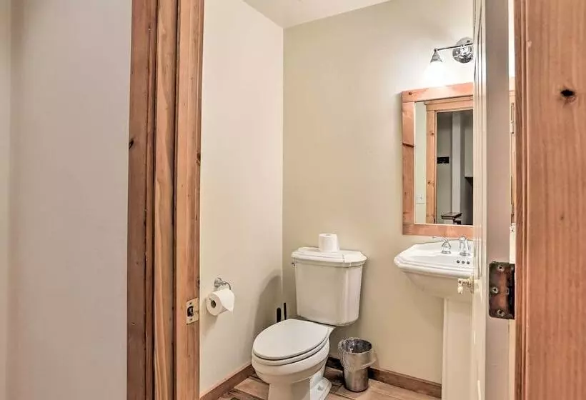 Spacious Lake Arrowhead Home W/ Putting Green