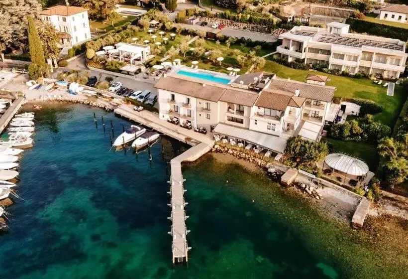 Bella Hotel & Restaurant With Private Dock For Mooring Boats