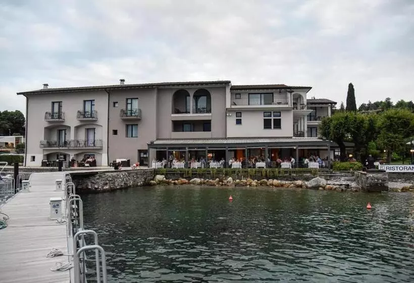 Bella Hotel & Restaurant With Private Dock For Mooring Boats