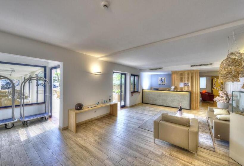 Bella Hotel & Restaurant With Private Dock For Mooring Boats