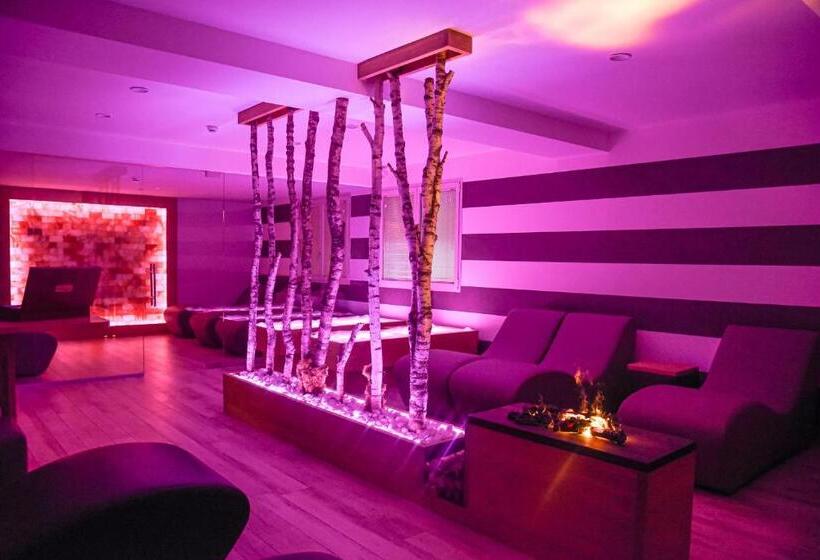 Bella Hotel & Restaurant With Private Dock For Mooring Boats