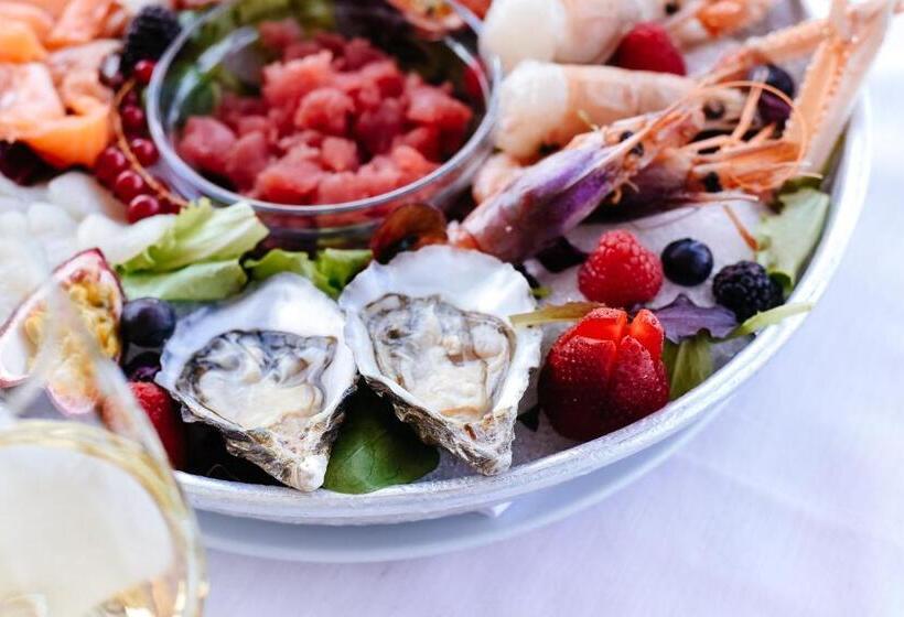 Bella Hotel & Restaurant With Private Dock For Mooring Boats