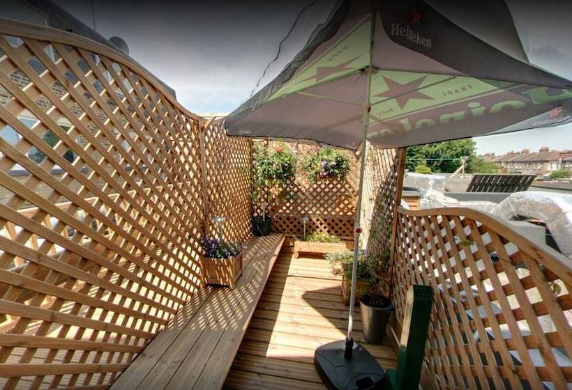 Хостел Mccafferty S Guesthouse Ilford