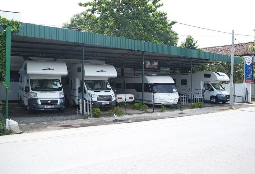 בית מלון כפרי Go Outdoors Motor Home   Caravan Park