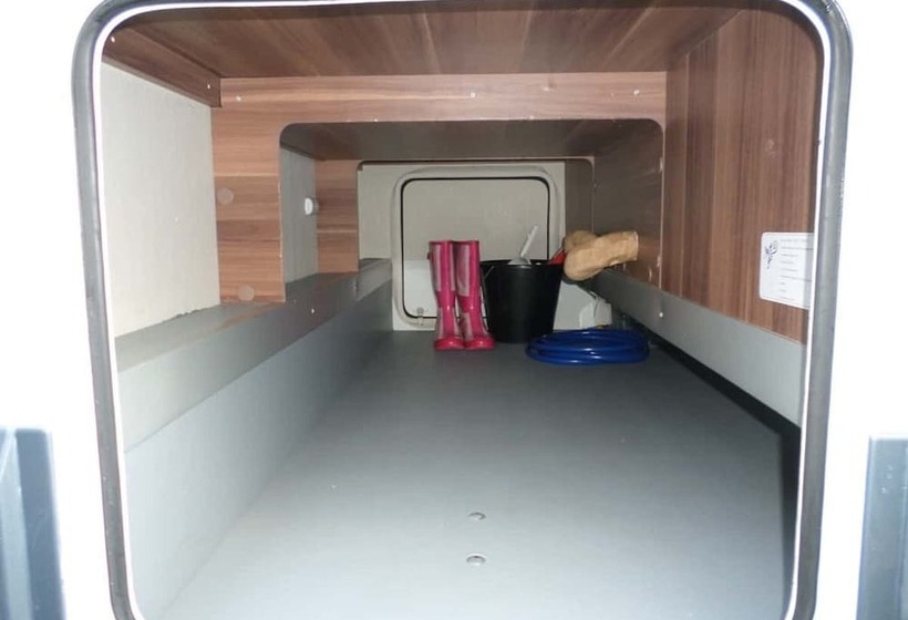 בית מלון כפרי Go Outdoors Motor Home   Caravan Park