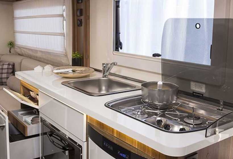 בית מלון כפרי Go Outdoors Motor Home   Caravan Park