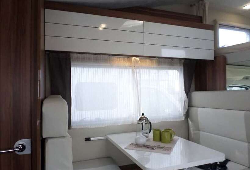 בית מלון כפרי Go Outdoors Motor Home   Caravan Park