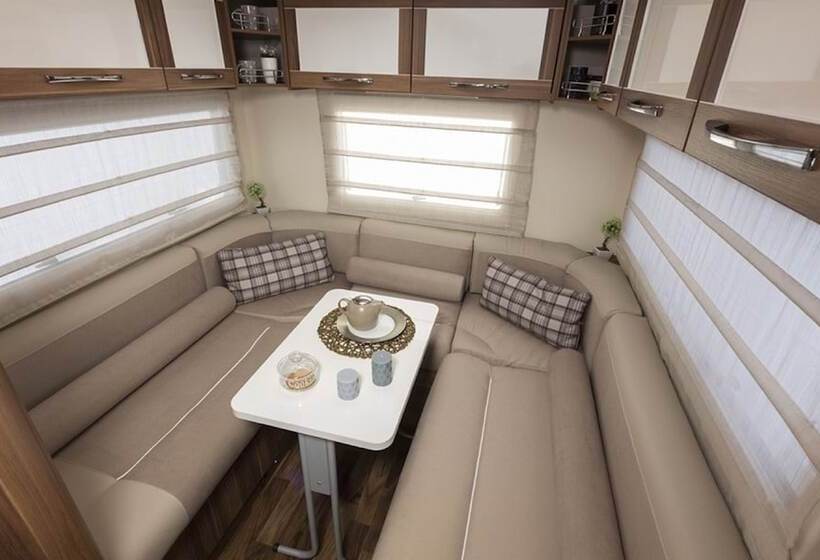 בית מלון כפרי Go Outdoors Motor Home   Caravan Park