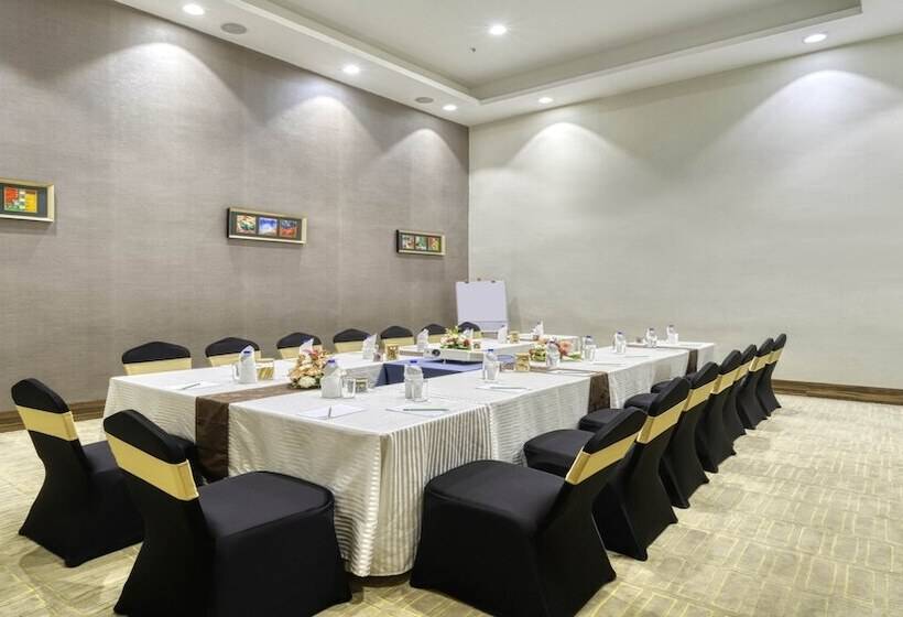 Отель Holiday Inn Kolkata Airport, An Ihg