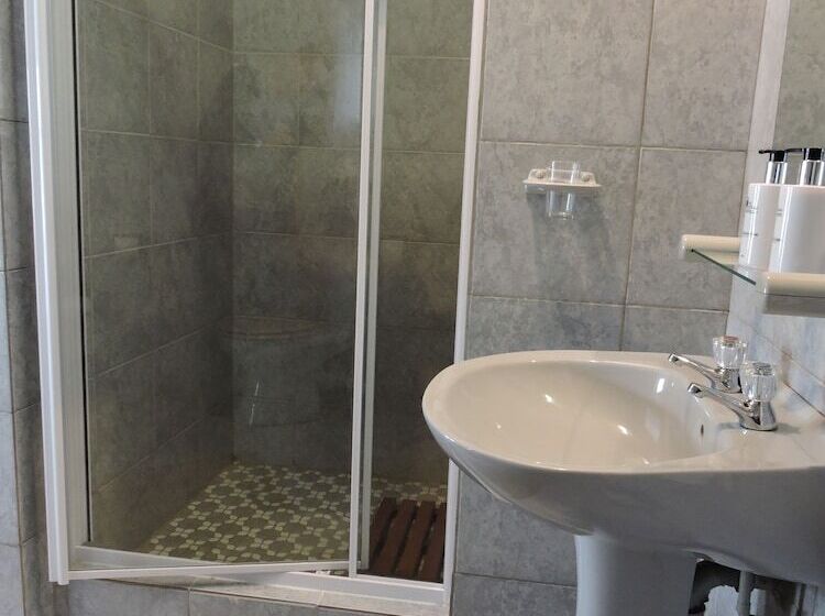 פנסיון Adley House