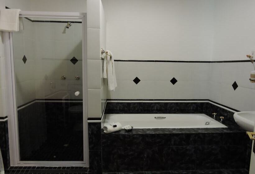 פנסיון Adley House