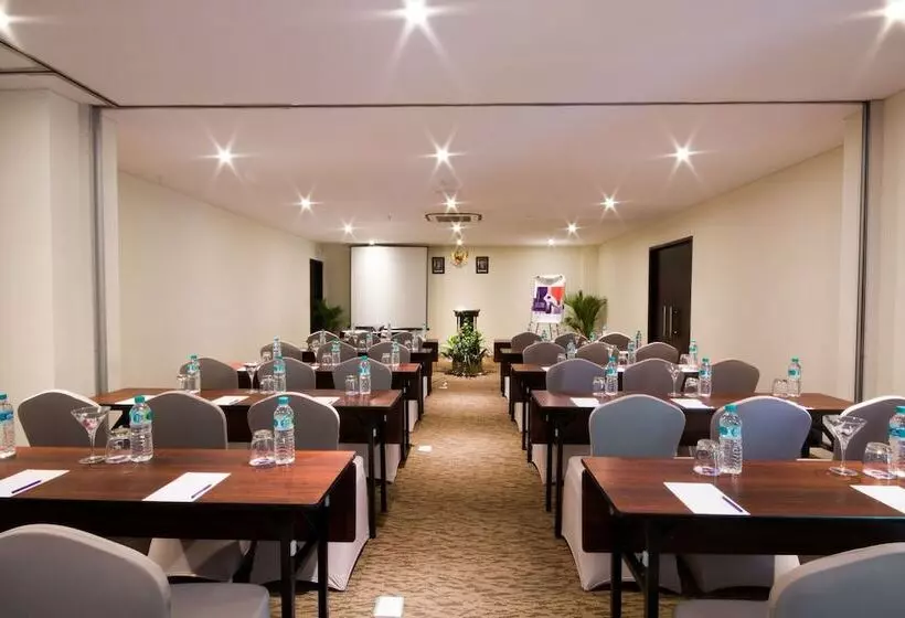 استراحتگاه Fox Hotel Jimbaran Beach