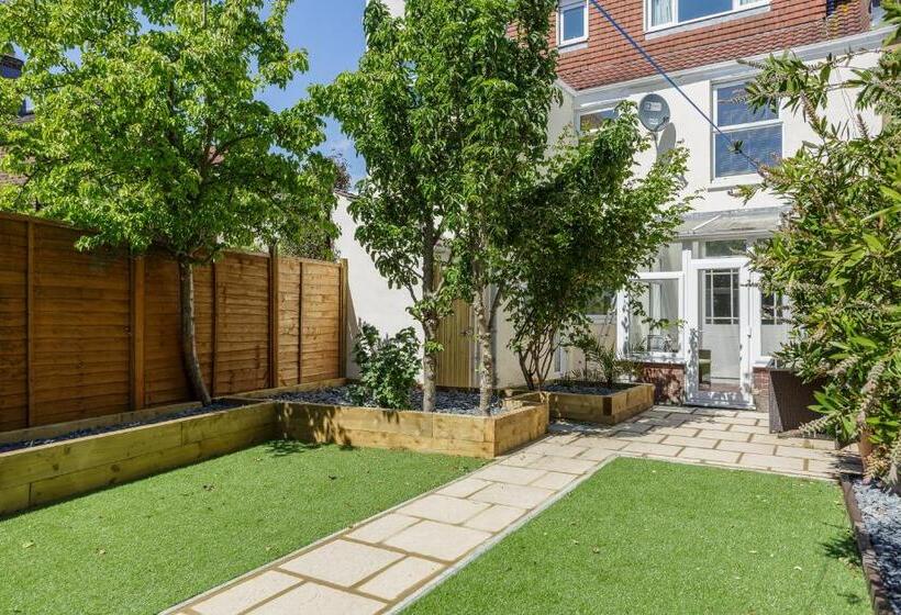 Stopover At Orchard Garden Apartment With Great Outdoor Space