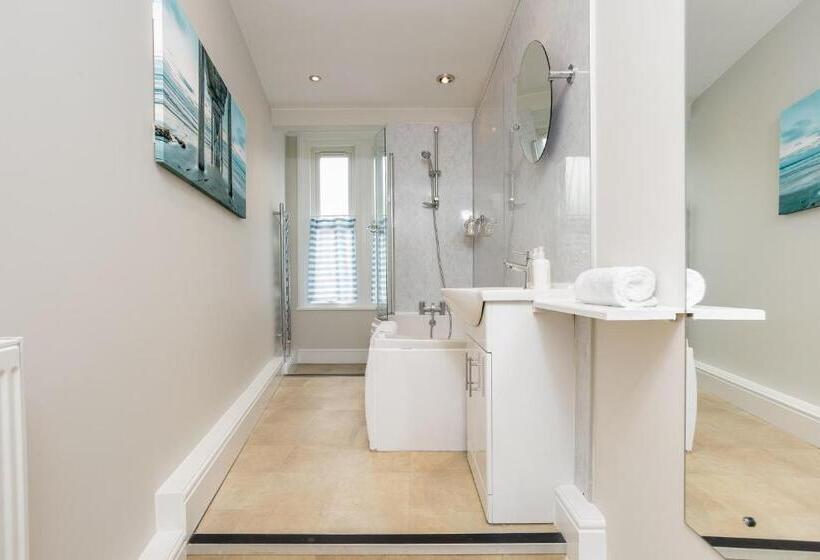 Stopover At Orchard Garden Apartment With Great Outdoor Space