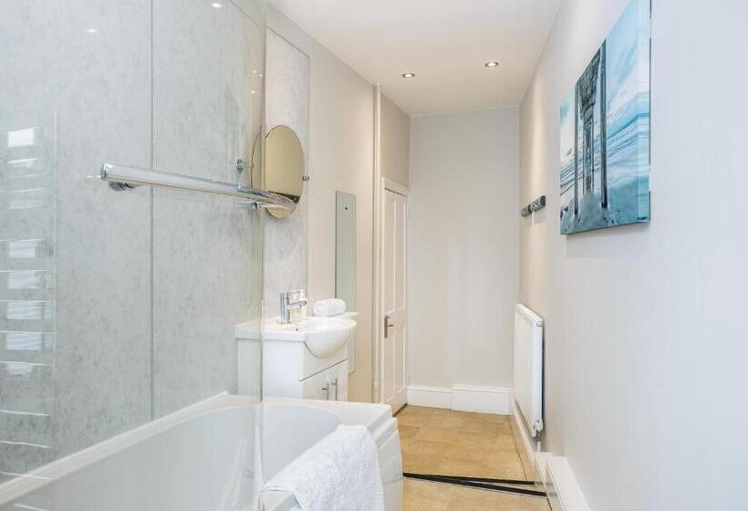 Stopover At Orchard Garden Apartment With Great Outdoor Space