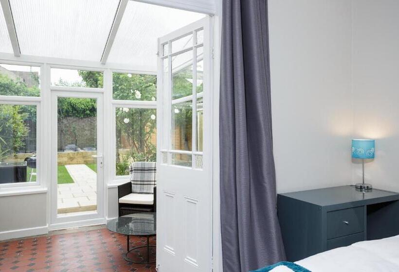 Stopover At Orchard Garden Apartment With Great Outdoor Space