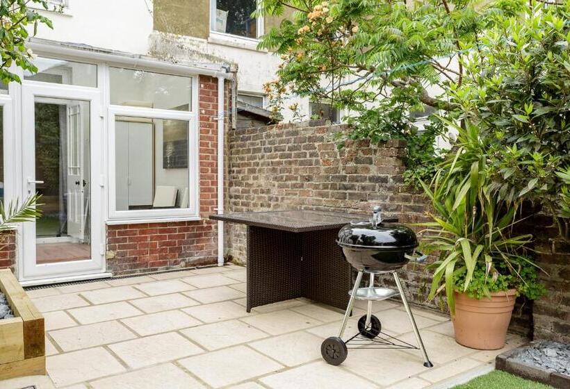 Stopover At Orchard Garden Apartment With Great Outdoor Space