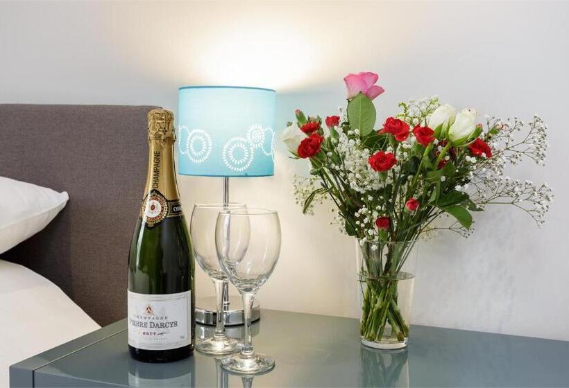 Stopover At Orchard Garden Apartment With Great Outdoor Space