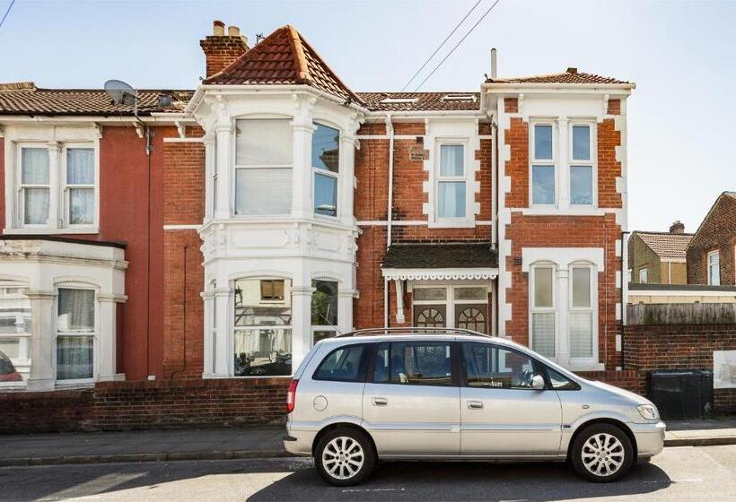 Stopover At Orchard Garden Apartment With Great Outdoor Space