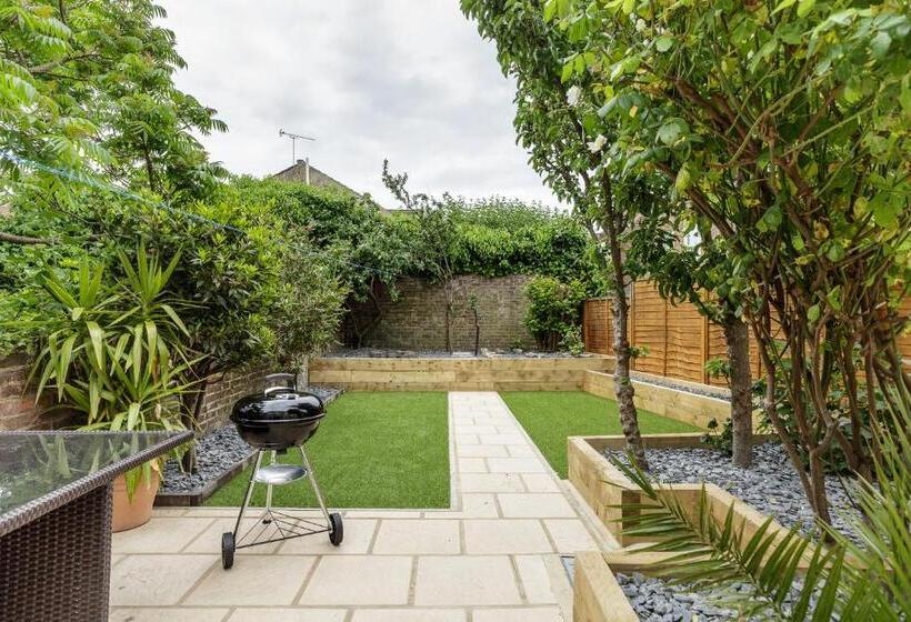 Stopover At Orchard Garden Apartment With Great Outdoor Space