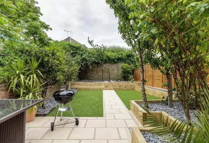 Stopover At Orchard Garden Apartment With Great Outdoor Space