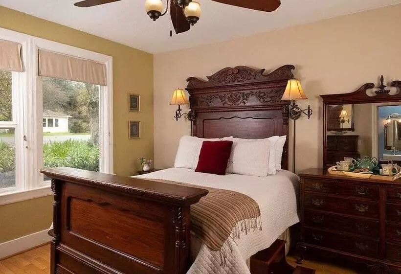 Tucker House Inn